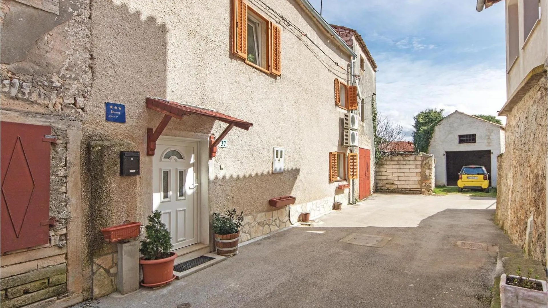 2 Bedroom Beautiful Home In Galižana 別荘